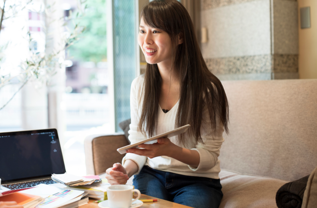 Woman working at a coffee shop.